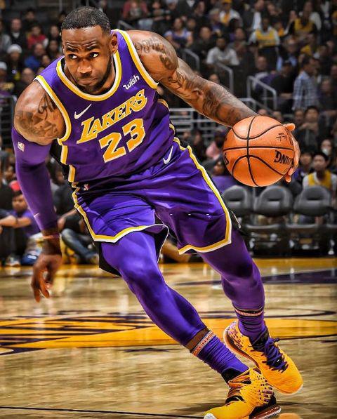 足坛巫术大作战：有球队靠癞蛤蟆夺欧冠，姆巴佩有黑魔法？（足坛玄学大乱斗：有队靠癞蛤蟆符问鼎欧冠，姆巴佩也有神秘加持？）