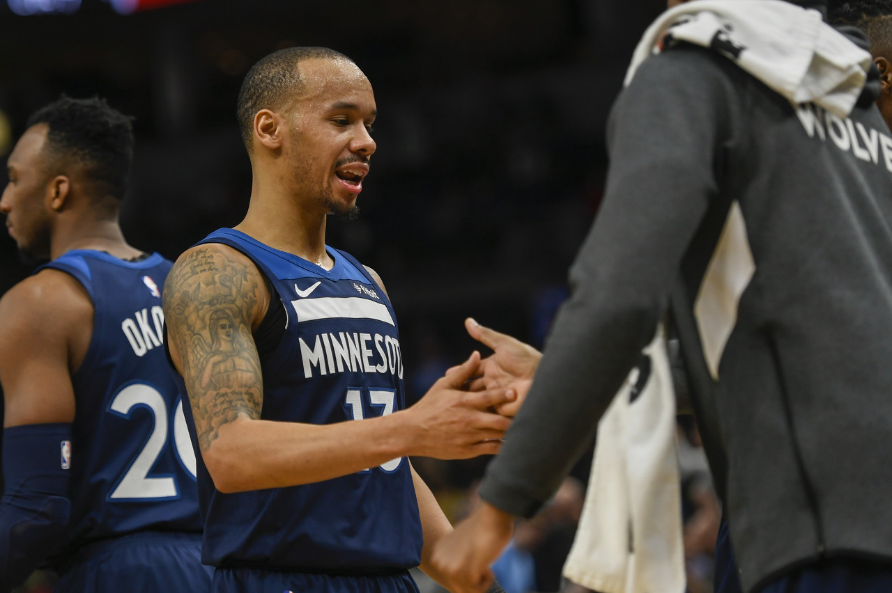 阿贾克斯客场4-2逆转卡拉巴克，收获本赛季欧冠首胜（阿贾克斯客场上演4-2逆转力克卡拉巴克，斩获赛季欧冠首胜）