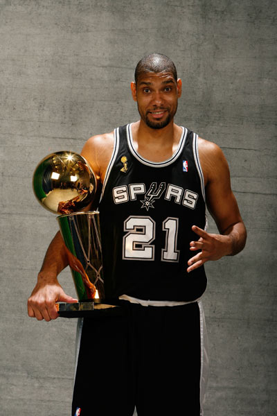 西甲射手榜：姆巴佩16球领跑！费兰-托雷斯11球紧随其后！（西甲射手榜：姆巴佩16球居首，费兰-托雷斯以11球紧追其后）