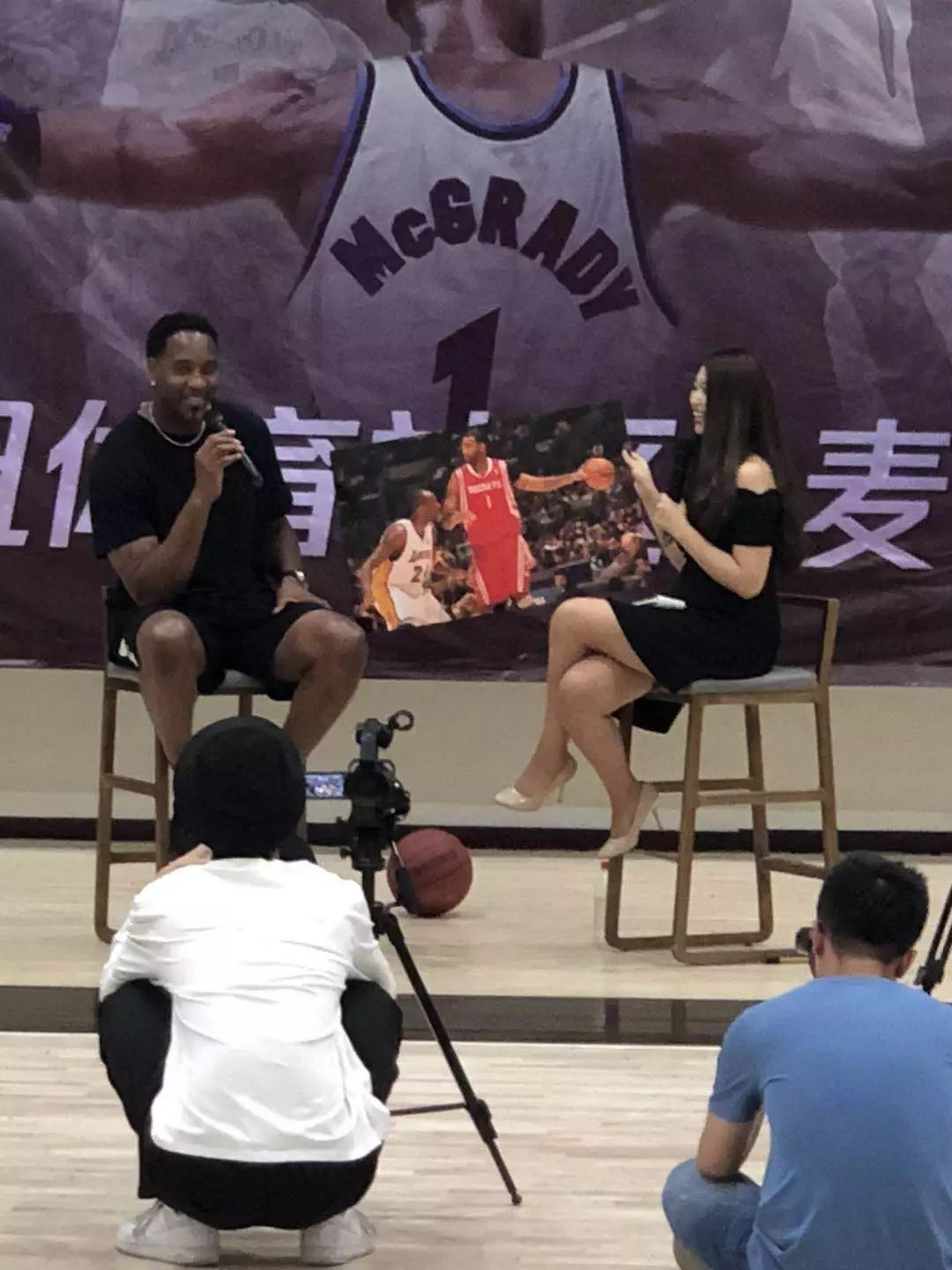 收到国足纪念球衣，尹鸿博：感谢祖国，为国出战是最大骄傲（获赠国足纪念球衣，尹鸿博致谢祖国：为国出战是我最大的荣耀）