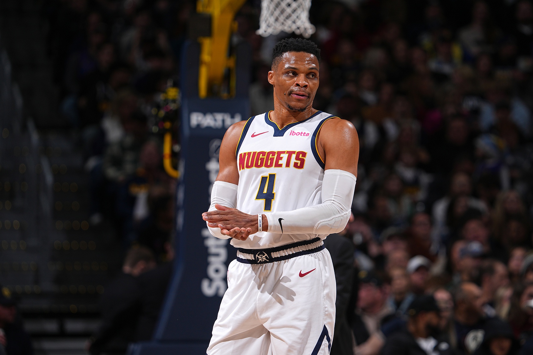 世体：卡萨多中场扫荡能力出色，他可解放德容的组织能力（世体：卡萨多中场拦截能力出众，可让德容更专注组织）