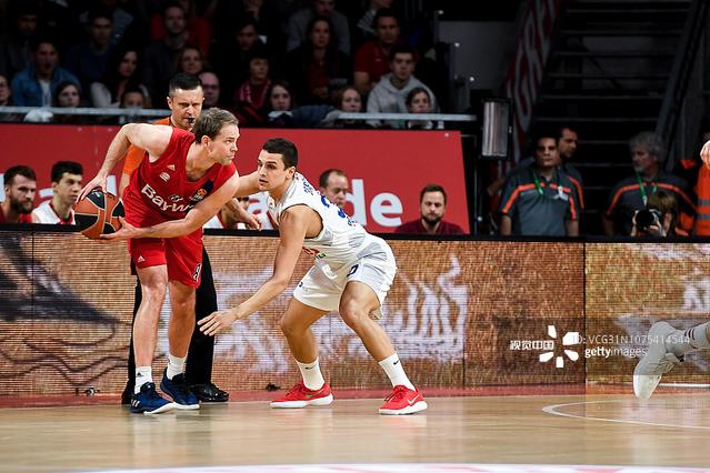 劳塔罗国米生涯欧冠62次出场并列队史第二，仅次于萨内蒂（劳塔罗欧冠为国米出场62次，追平队史第二，仅逊萨内蒂）