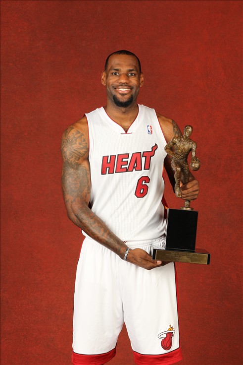 前锋连续三场进球，状态巅峰（前锋三战连斩，状态火热）