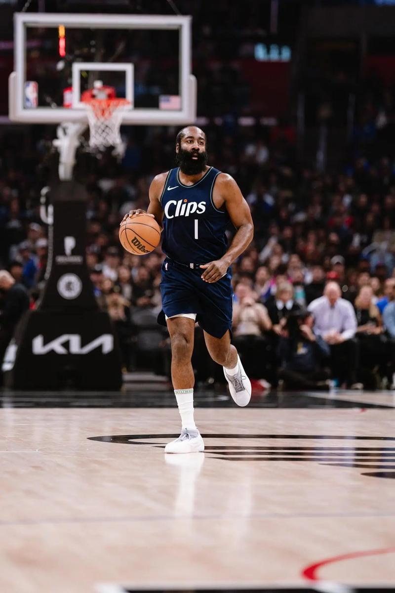 亨利批萨拉赫：此类事情不应公开谈论，我在巴萨时就没这么干（亨利质疑萨拉赫：这类事不该公开，我在巴萨从未这样做）