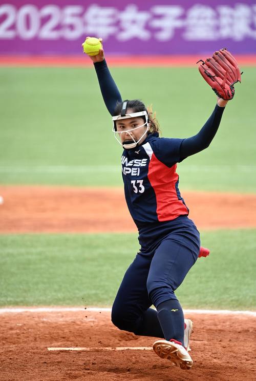 梅婷一家四口前往伯纳乌观战皇马vs尤文，女儿表示看完有点困（梅婷携家人四口现身伯纳乌观皇马对尤文，女儿笑称赛后有点困）