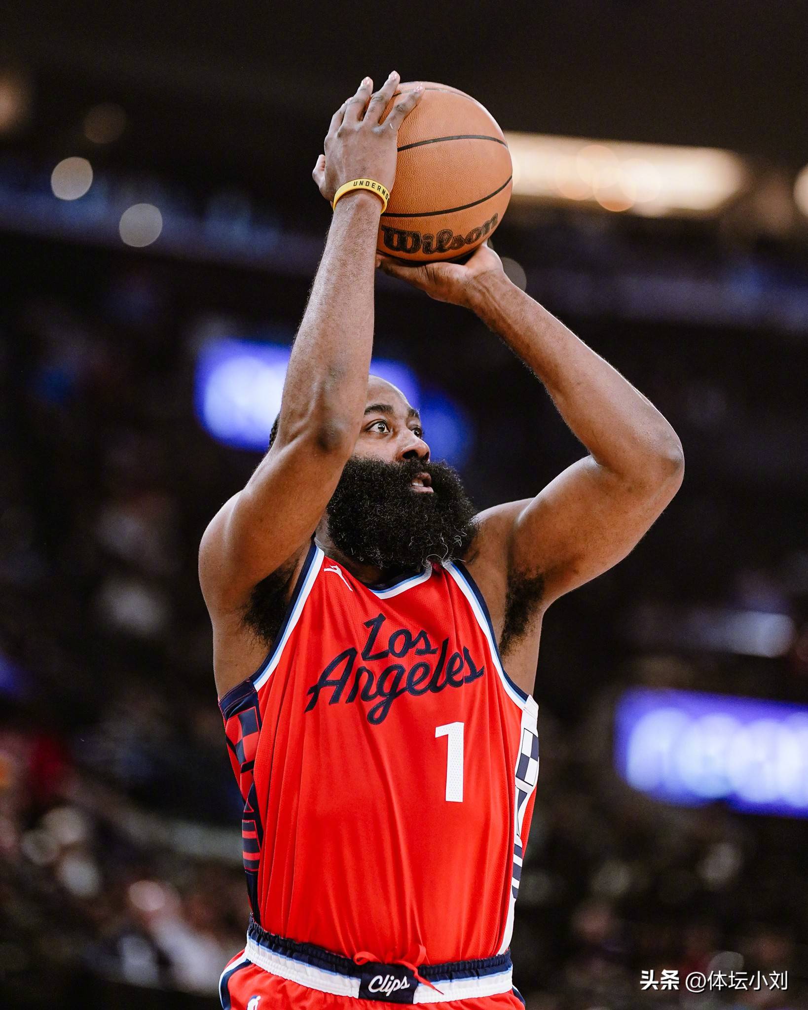 谭龙效力亚泰8年陪球队降级又冲超，如今再次跟随球队降级（谭龙八年亚泰生涯，历经降级与冲超，如今再度随队降级）