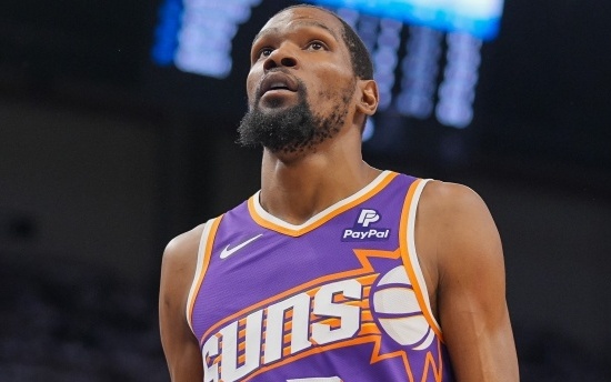 篮球赛场激情四溢，徐杰单臂摘板，张文逸三分球震惊全场（球场沸腾：徐杰单臂强摘篮板，张文逸三分轰动全场）