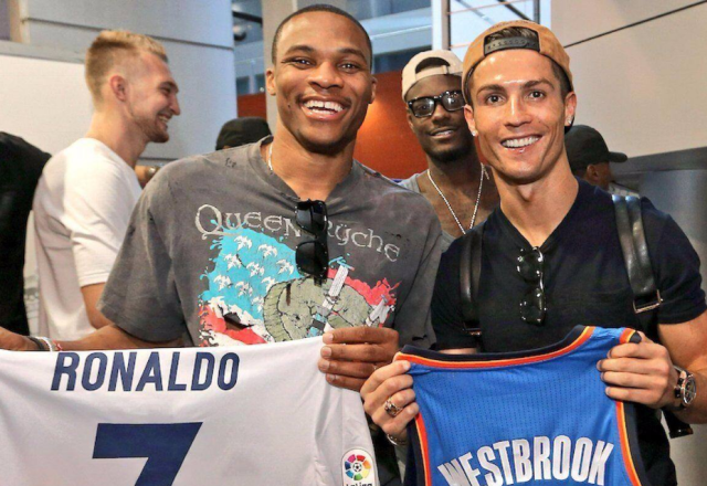 欧冠决赛用球谍照：包含白+深紫，灵感来自举办城市布达佩斯（欧冠决赛用球曝光：白与深紫配色，灵感源于举办地布达佩斯）