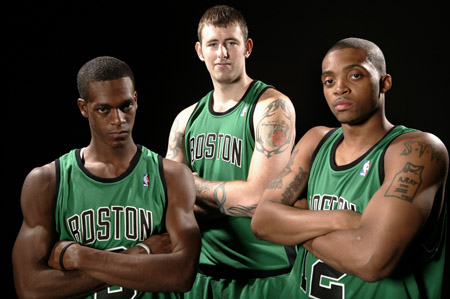 攻防发力！凯肖恩·乔治三分穿针 奇才打出10-2获得两位数优势（攻防齐飞！凯肖恩·乔治三分命中，奇才掀10-2攻势拉开两位数领先）