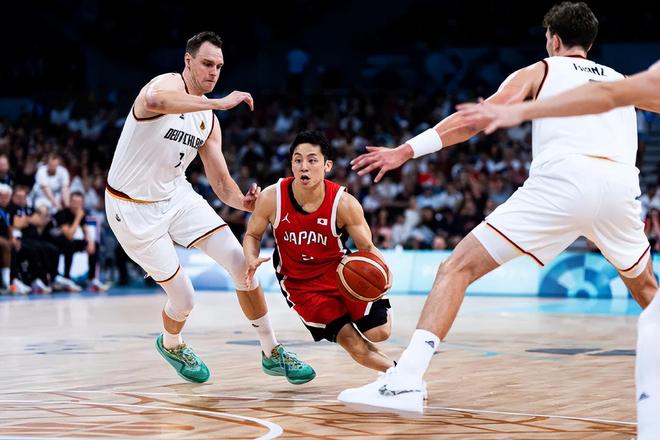 五冠加身！国安3-0击败河南夺得队史第5座足协杯冠军（国安3-0完胜河南，斩获队史第5座足协杯）