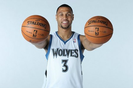 尤文全队和球迷一起出现在登机口，斯帕莱蒂和球迷们友好互动（尤文全队与球迷同现登机口，斯帕莱蒂现场亲切互动）