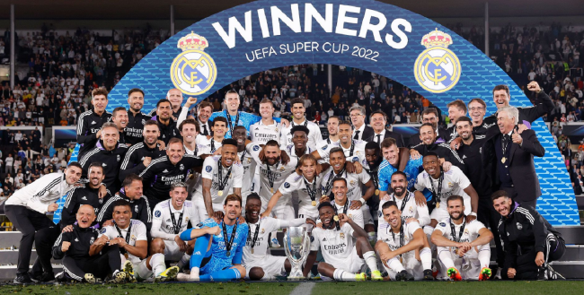 庆祝进球的时候拉着你自拍的是谁？福登：不认识，随便找的人（进球庆祝时把你拽来自拍的是谁？福登：不认识，临时随便找的）