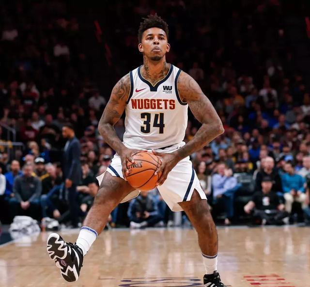 回顾过去，展望未来：怀特塞德的职业生涯之路（回望与前行：怀特塞德的职业征程）