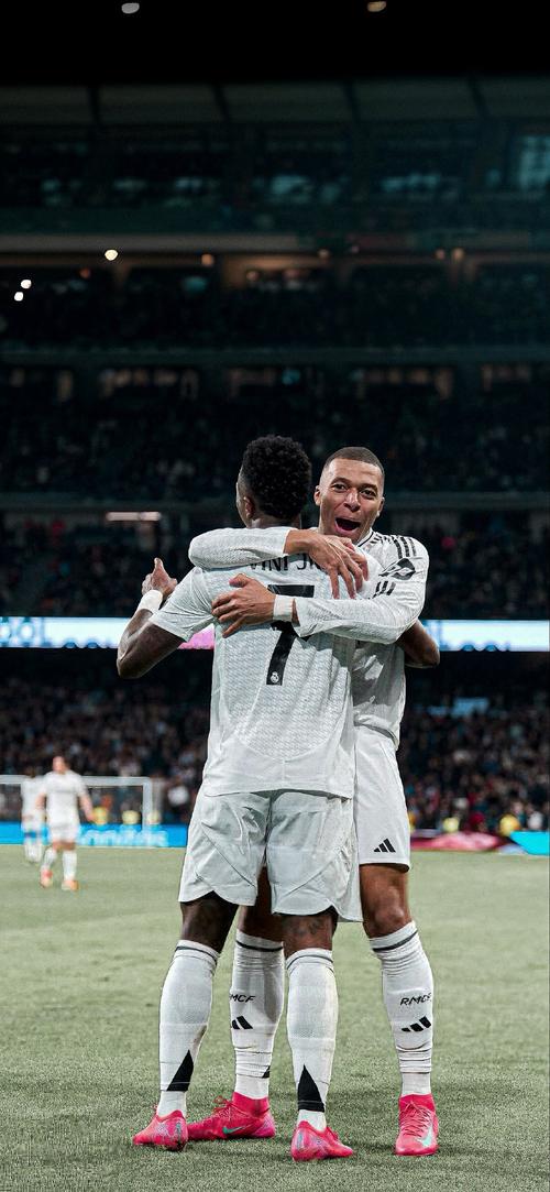 继承了谢霆锋和张柏芝的神颜！ 18岁谢振轩现身深圳滑雪场（18岁谢振轩深圳滑雪场亮相，颜值神似父母谢霆锋、张柏芝）