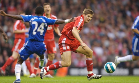 美媒扒爱德华兹离场前爆笑细节：指着3个裁判一顿痛骂 没放过一人（美媒曝爱德华兹离场前搞笑细节：对三位裁判连番怒怼，一个也不放过）