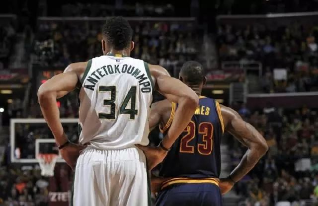 你也要发力？阿努诺比连帽小米切尔&维金斯 还跟进双手暴扣！（阿努诺比火力全开：连续封盖小米切尔与维金斯，跟进双手暴扣！）