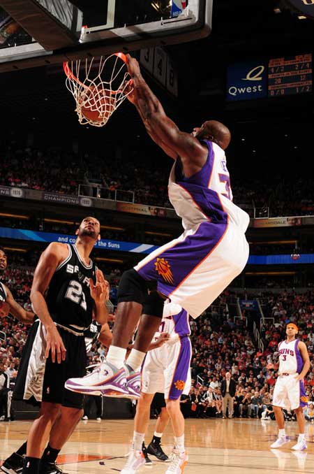 太早陷入犯规困扰！唐斯空砍40分13篮板（早早背上犯规包袱，唐斯空砍40分13篮板）