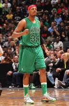 萨勒马克尔斯比赛里与裁判对峙，还被裁判踢了一脚（萨勒马克尔斯赛中与裁判争执，遭裁判一脚踢中）